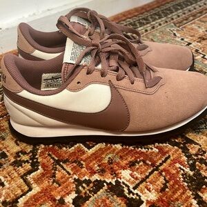 Nike Swoosh round toe